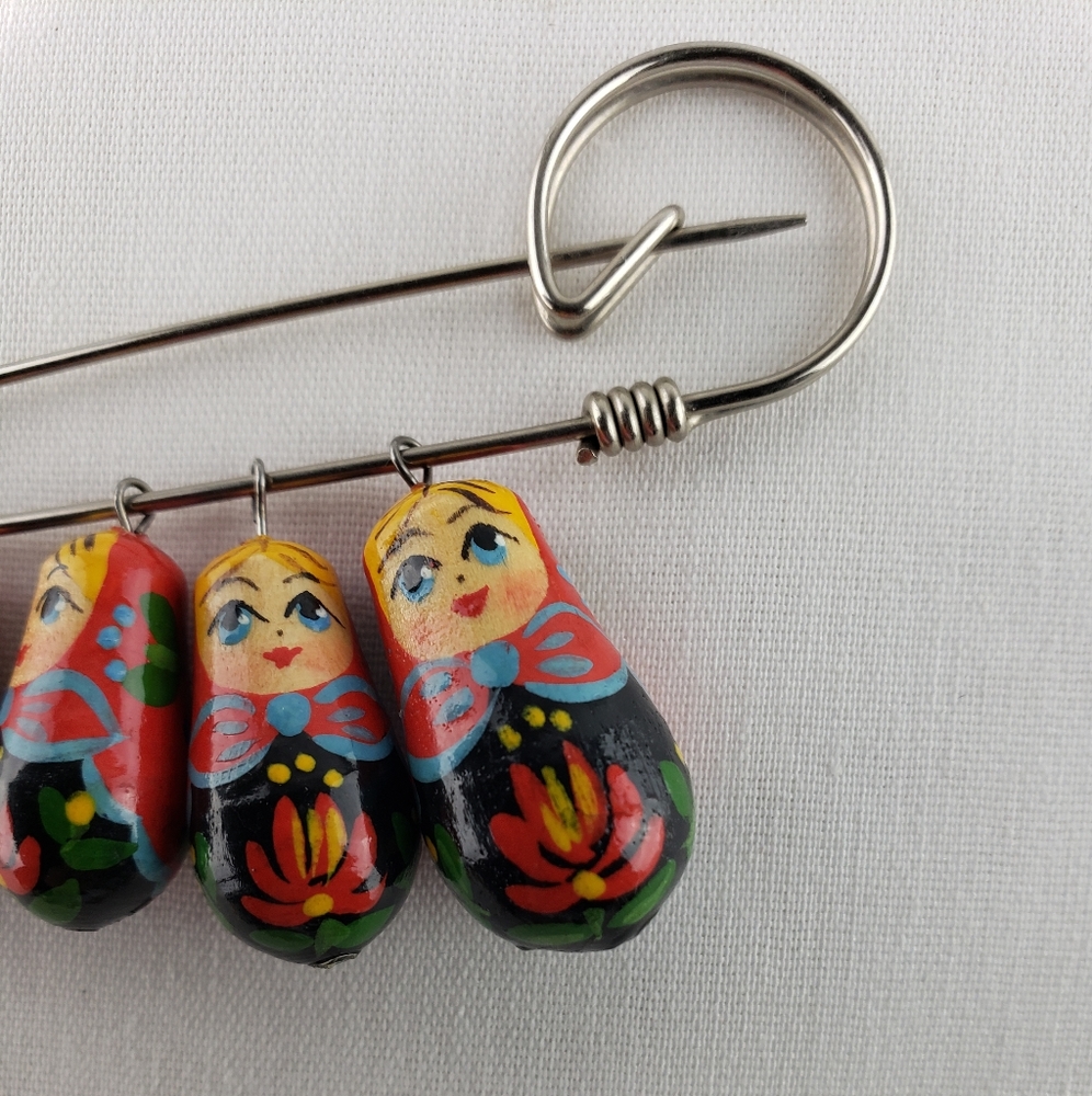 Vintage Russian Nesting dolls pin hand painted - Picture 3 of 4